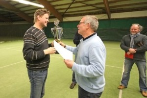 Sportwart Karl-Heinz Schlüter überreicht den Siegerpokal an Gerd Bödige
