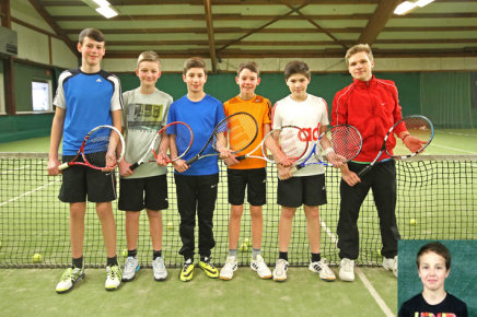 Die B-Junioren 2015 - von links nach rechts: Alexander Espel, Anton Lenze, Henning Monska, Moritz Nienaber, Mats-Luca Tewes und Trainer Tobias Hölscher, eingeklinkt Luka Holtmeyer - Foto: Norbert Quint