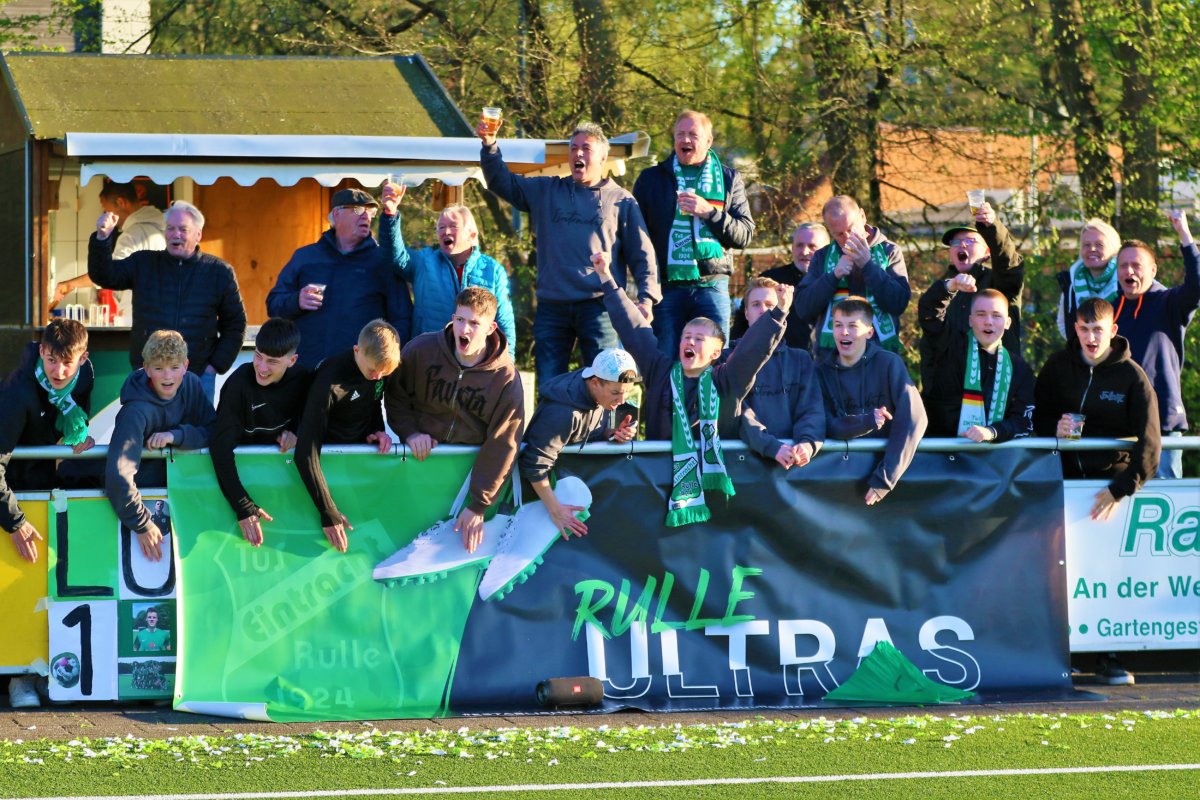 Immer guter Support von den Ruller Ultras - Foto: Karl Heinz Rickelmann
