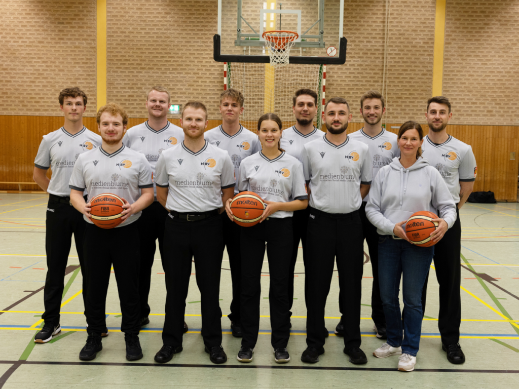 Die Schiedsrichter der Basketballabteilung mit ihrer Sponsoren der neuen Shirts