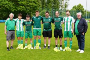 Simon Garthaus (4. v. r.) übernimmt die Mannschaft bis zum Ende der Saison.