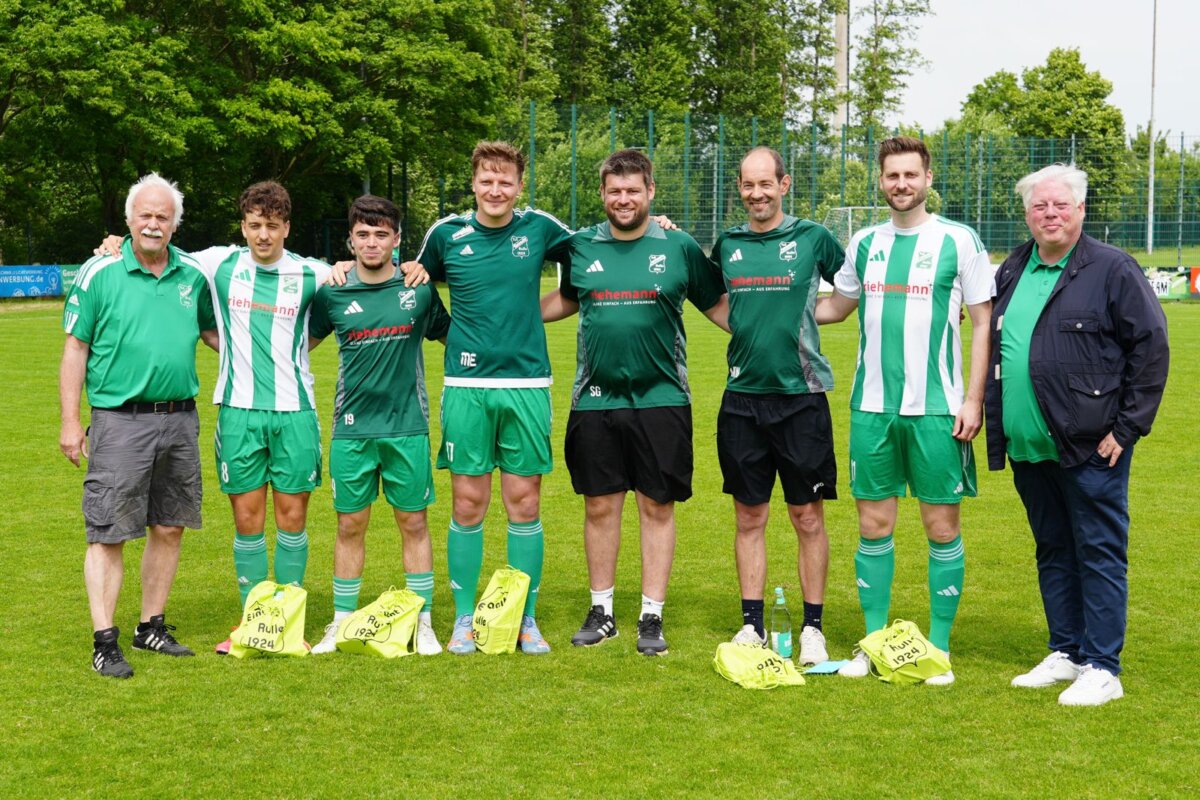 Simon Garthaus (4. v. r.) übernimmt die Mannschaft bis zum Ende der Saison.